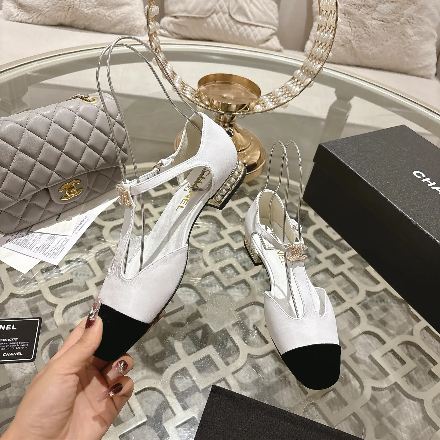 👟👟Ex-factory price 560👟👟 25ss early autumn new Xiaoxiang Chanel pearl double C buckle T-strap Mary Jane shoes pearl heel buckle shoes doll shoe design is so cute 💥The daughter of a rich family has the sense of sight, retro sweetness and age reduction! Mary Jane's unique noble texture allows you to practice various combinations of beauty. Beauty and comfort coexist. Who can not be tempted? The high-end simple style will never go out of style when worn again and again. It vividly interprets the charm of the exclusive fragrance. More possibilities for shaping. Original molded hardware buckle. Upper: lambskin. Lining: sheepskin. Outsole: genuine leather outsole imported from Italy. Size: 35-39 (40.41 custom-made, non-refundable).